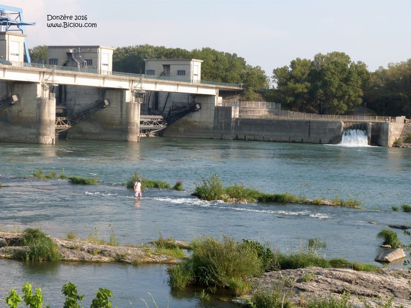Imprudence dans le lit du Rhône vue à Donzère