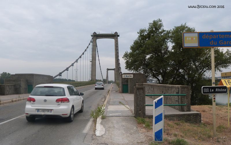 Pont avant Roquemaure toujours pas très cycliste ..