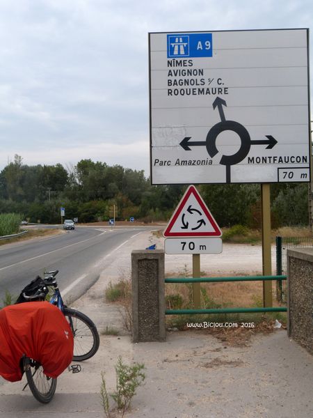 Sur ViaRhôna : Peu avant Roquemaure, la fin de ce pont devrait être aménagée
