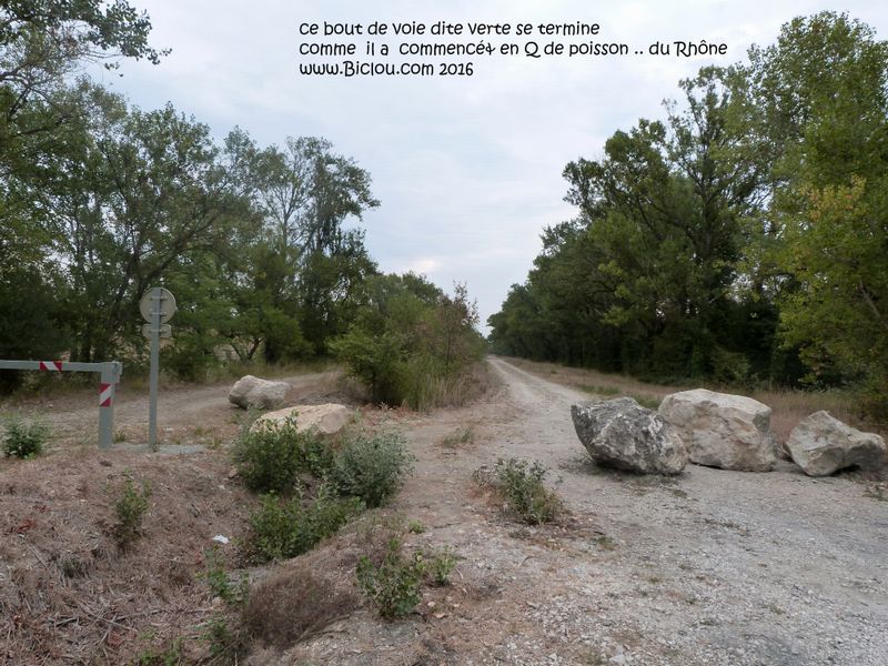 Roquemaure 2016 : La Voie verte se termine en queue de Silure, sans indication aucune ..