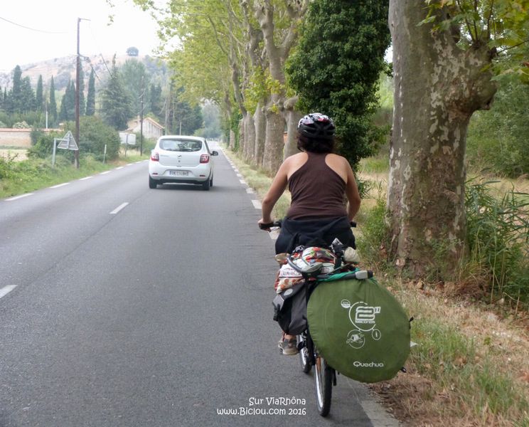 Une sacocharde peu causante, vue à Roquemaure en route vers Avignon, sur ViaRhôna en 2016