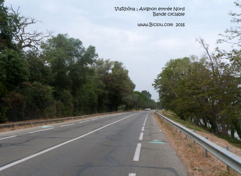 Sur ViaRhôna : Bande cyclable peu avant Avignon