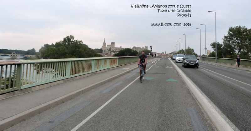 Une vraie piste cyclable sur le pont Daladier à Avignon en 2016