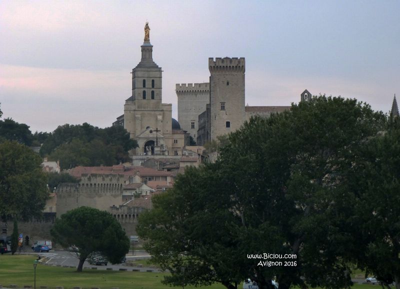 Avignon la vierge dorée sur la cathédrale des Doms
