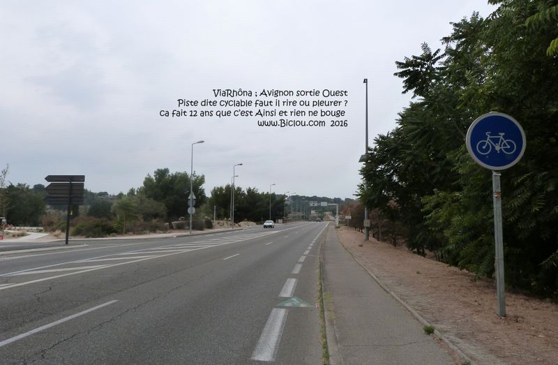 La sortie d'Avignon vers l'Ouest (ViaRhôna) n'est pas digne des Vélib annoncés plus haut