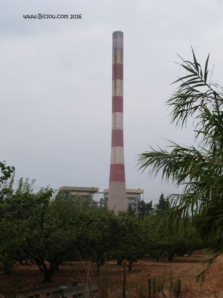 Cheminée de la centrale EDF à Fioul de Aramon culmine à 250 m