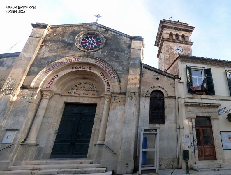Eglise de Comps 2016 , république française et église ! curieux non ? 