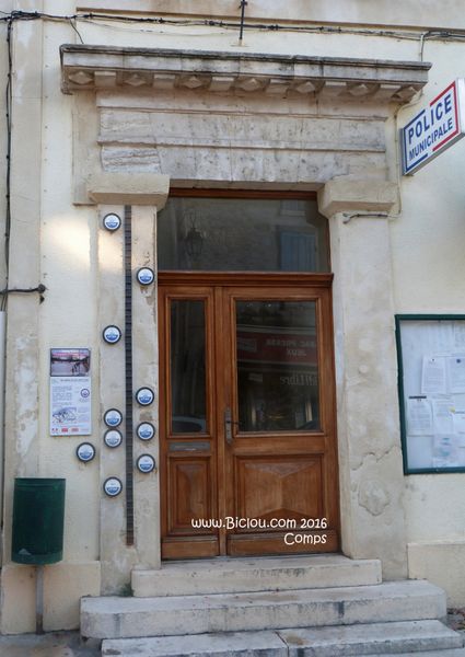 Marques des crues vuies sur la façcade de la mairie de comps en 2016