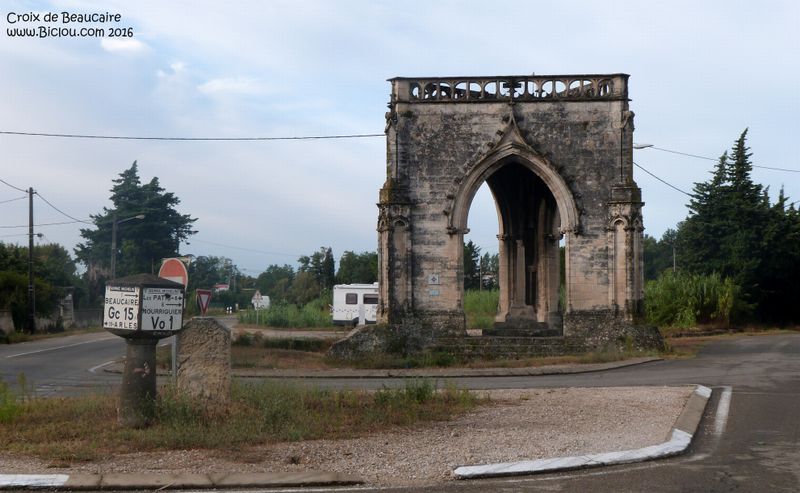 Beaucaire : La croix couverte, ViaRhôna ; suivre à droite comme ce n'est tjrs pas indiqué en 2016