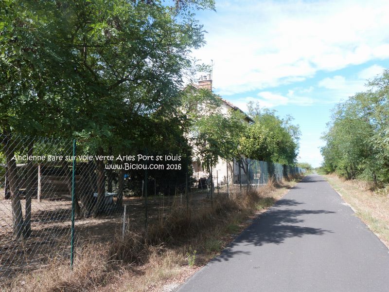 Ancienne gare ; Sur la voie verte Arles Port Saint Louis du Rhône (ViaRhôna)