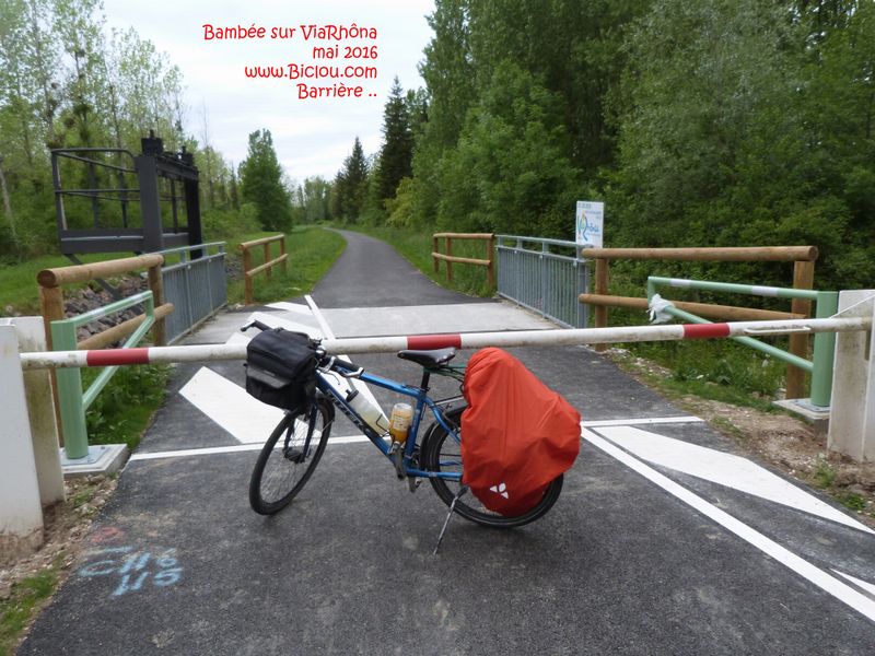 Barrière de Degel à l'entrée de la voie verte ViaRhôna après le pont du Port de Groslée 