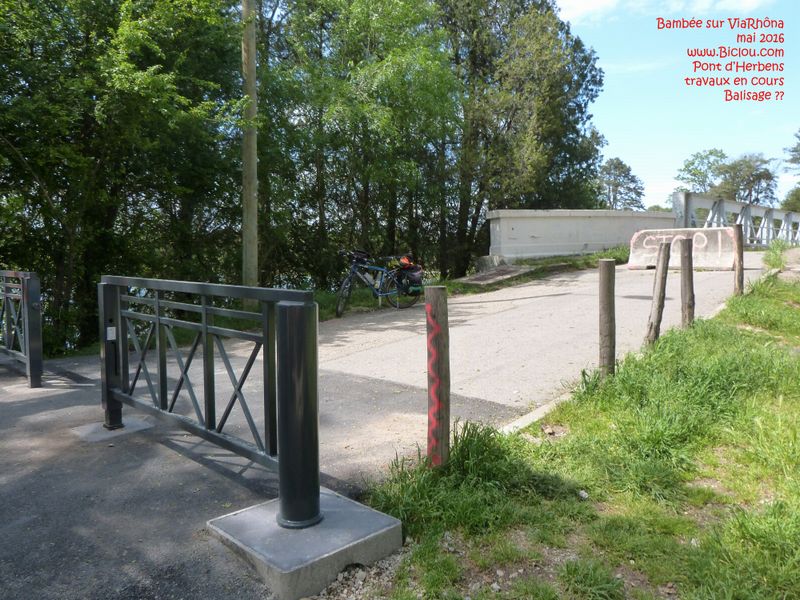 Installation barrière au Pont d'herbens en mai 2016, le balisage suivra T-il madame persil ?
