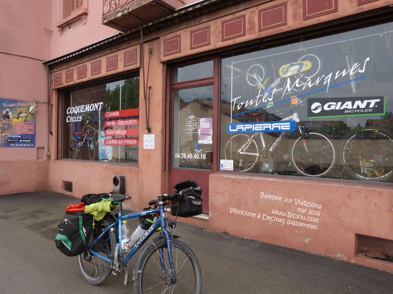 Vélociste Coquemont à Decines sur ViaRhôna , la passerelle Indienne en 2016