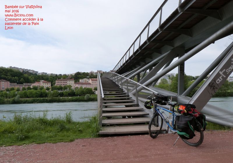 ViaRhôna Lyon - Caluire ; passerelle de la paix, accès non prévue pour les vélos
