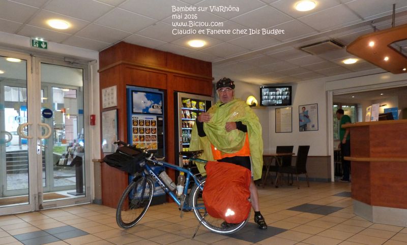 Claudio tout en capoté sort d'Ibis en mai 2016 ..