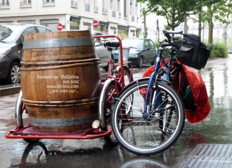 Mais ya pas que de l'eau : Preuve ce Vélo-Tonneau Lyon rue de la Part Dieu 2016