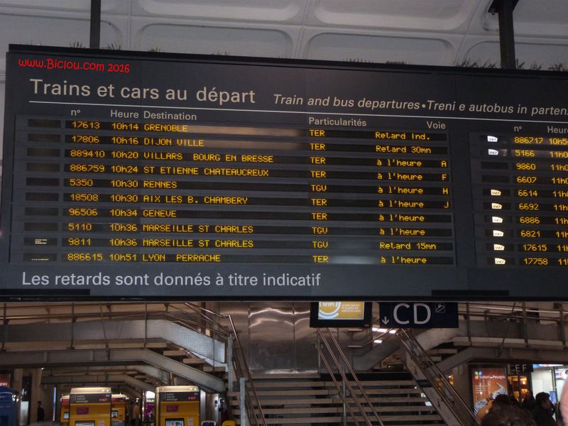Tableau des départs de train en gare de la Part Dieu Lyon 2016