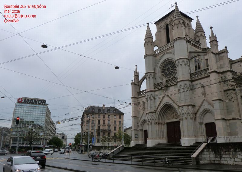 Départ ViaRhôna : Sortie de la gare de Genève Cornavin, Manor et église ND de Genève