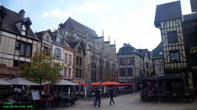 Claudio de passage à Troyes en 2016, cherche la voie dite verte..