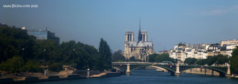 Paris : Vue de Notre Dame de Paris et la Seine en 2016