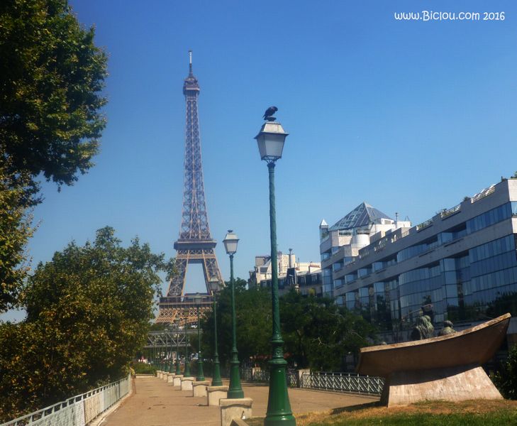 Paris, la Tour Eiffel vue des lampadaires en 2016