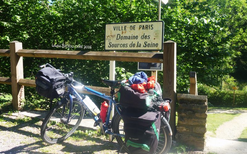 Fanette cabotine devant la pancarte : Domaine des sources de la Seine en 2016