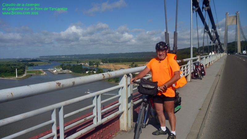 Claudio en goguette à Bicyclette sur le Pont de Tancarville en 2016, serre les fesses