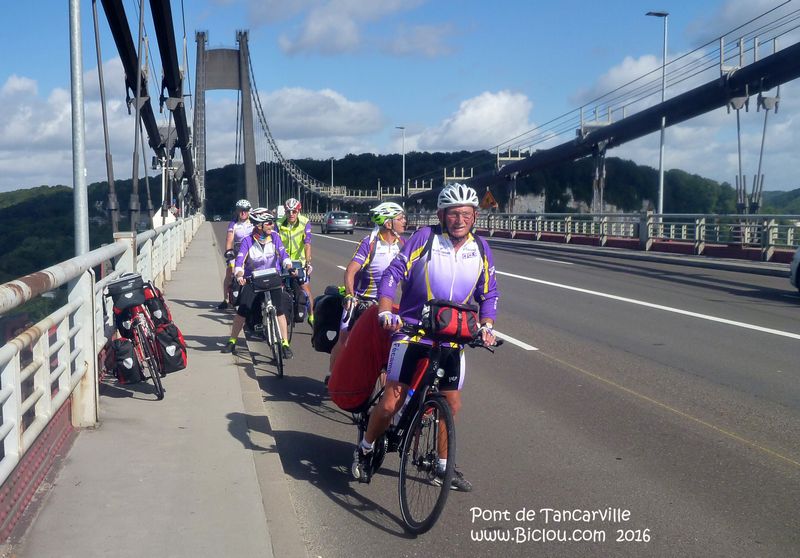 Ces cyclos de Fécamp , sur le pont de Tancarville en 2016 : même pas peur .. eux ..