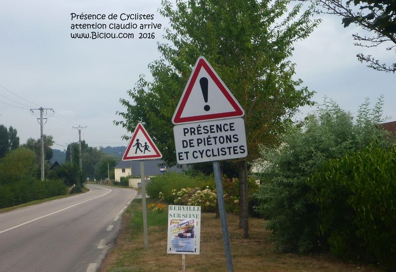 Panneau : présence de cyclistes, sur la véloroute du Val de Seine ; c'est gentil ..