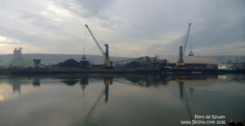 Chargement de charbon sur les tankers au port de Rouen