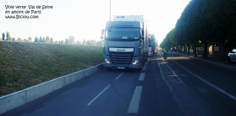 La piste cyclable de la véloroute du val de Seine sert de parking à camions ici au niveau de Sartrouville en 2016