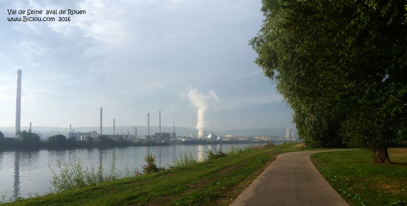 La voie verte de la véloroute en aval de Rouen en 2016, offre vue sur la zone industrielle