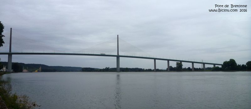 Le pont de Bretonne enjambe la Seine