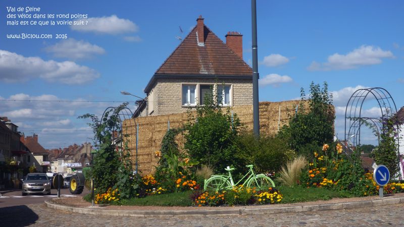 Des bicyclettes dans les ronds points, mais la voirie suit-elle ?