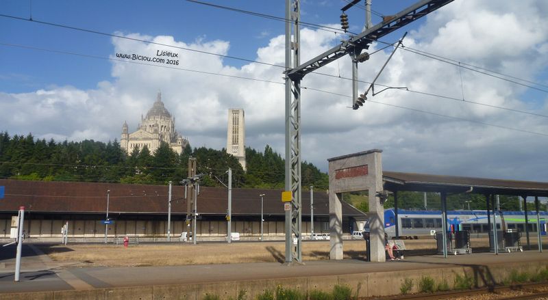 Thérèse de Lisieux vue de la gare en 2016