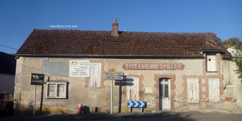 Une boulangerie épicerie ancienne du côté de Marcilly sur Seine
