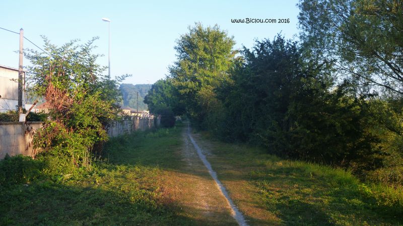 Vernon, halage du val de Seine, touffu, mais passe à Bicyclette