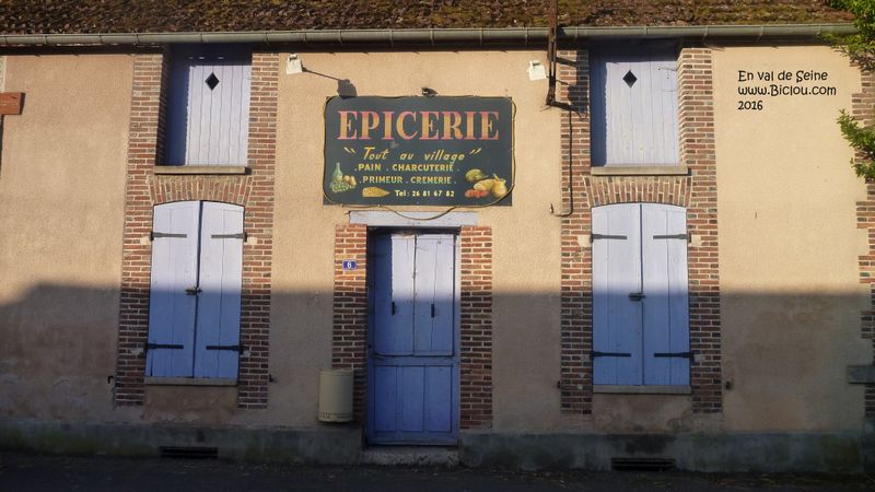 Une Epicerie de village à l'ancienne en 2016 en Seine