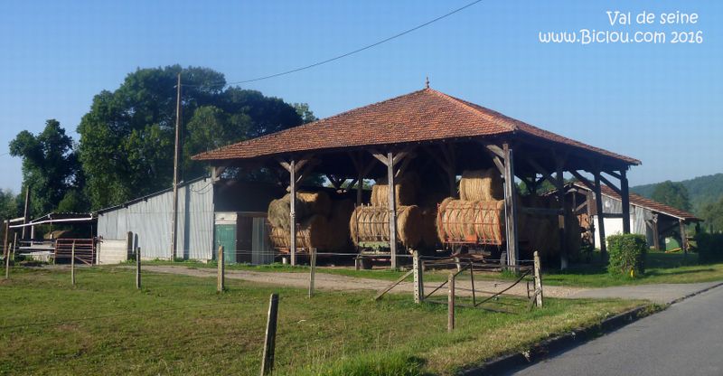 Stockage des meules de foin en val de Seine 