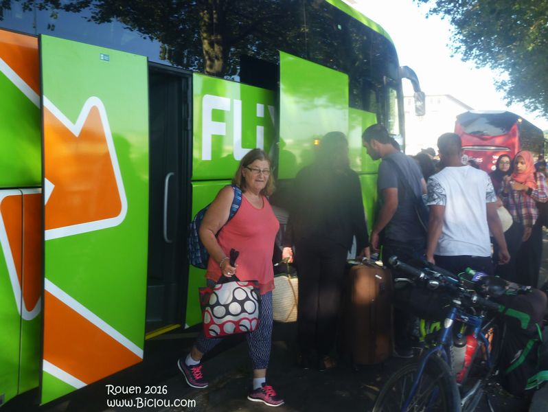 Mémé surgit de l'autobus : Genève-Paris-Rouen