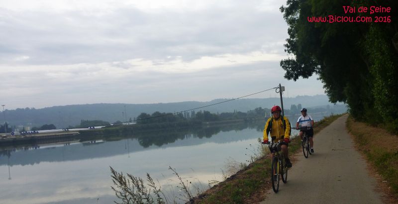 Pépés cyclos en goguette sur la vélo-route du Val de Seine en aval de Rouen en 2016