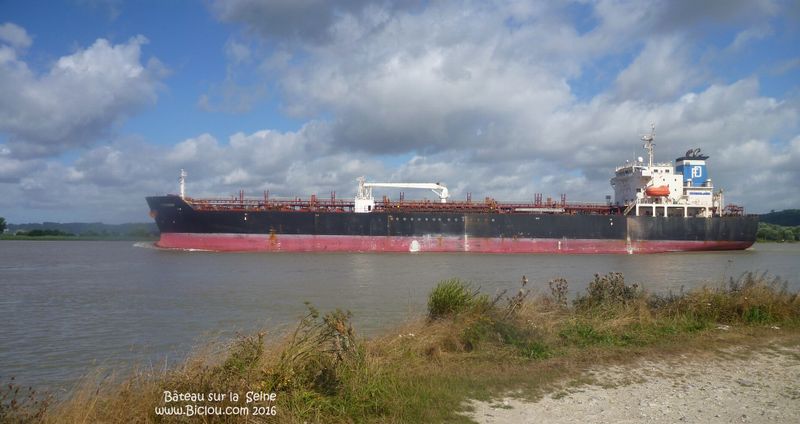 Un tanker descend la Seine après avoir fait le plein à Rouen