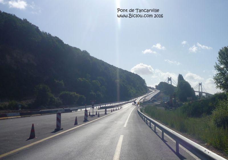 Accès au Pont de Tancarville : A bicyclette ? pas conseillé ..