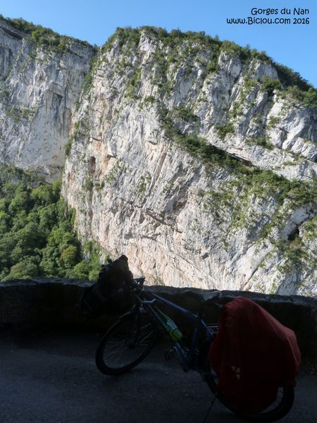 Paroi impressionante des gorges du Nan, un muret de 40 cm et un vide de 150 m .. Brrr
