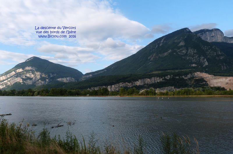 La descente du Vercors vers Grenoble, vue des berges de l'Isère en 2016