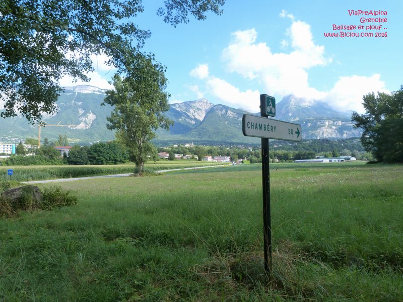 Balisage vélos VV4 ViaPreAlpina : Grenoble vers Chambéry et puis .. plouf dans l'Isère ici ..