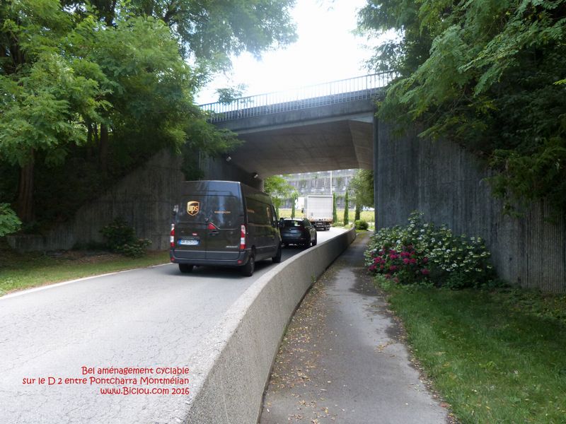 Bel aménagement cyclable sur le D 2 en Isère entre Pontcharra et Montmélian, vu en 2016