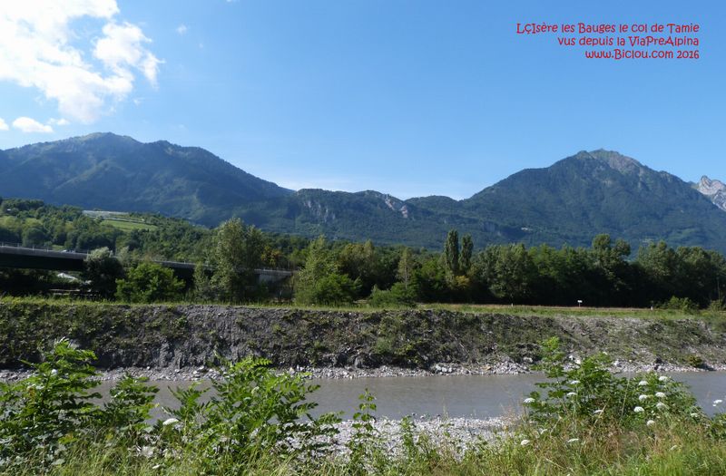 L'isère peu avant Albertville, vus sur les Bauges le col de Tamie et La Belle étoile