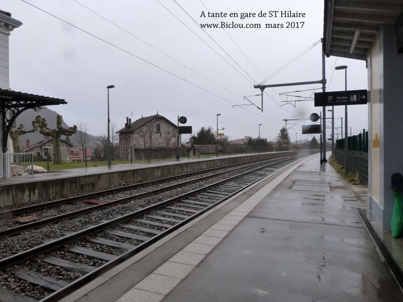 En Gare Fantôme de st Hilaire, claudio attend un train .. et puis repart à vélo