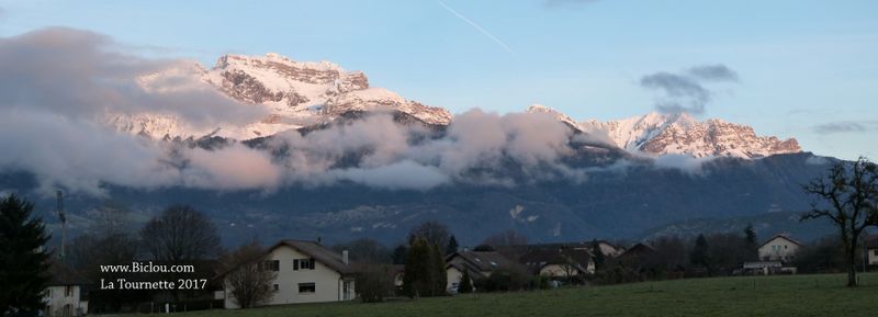 La Tournette toute enrubannée dévoile sa blancheur></div>
<center><br><hr width=